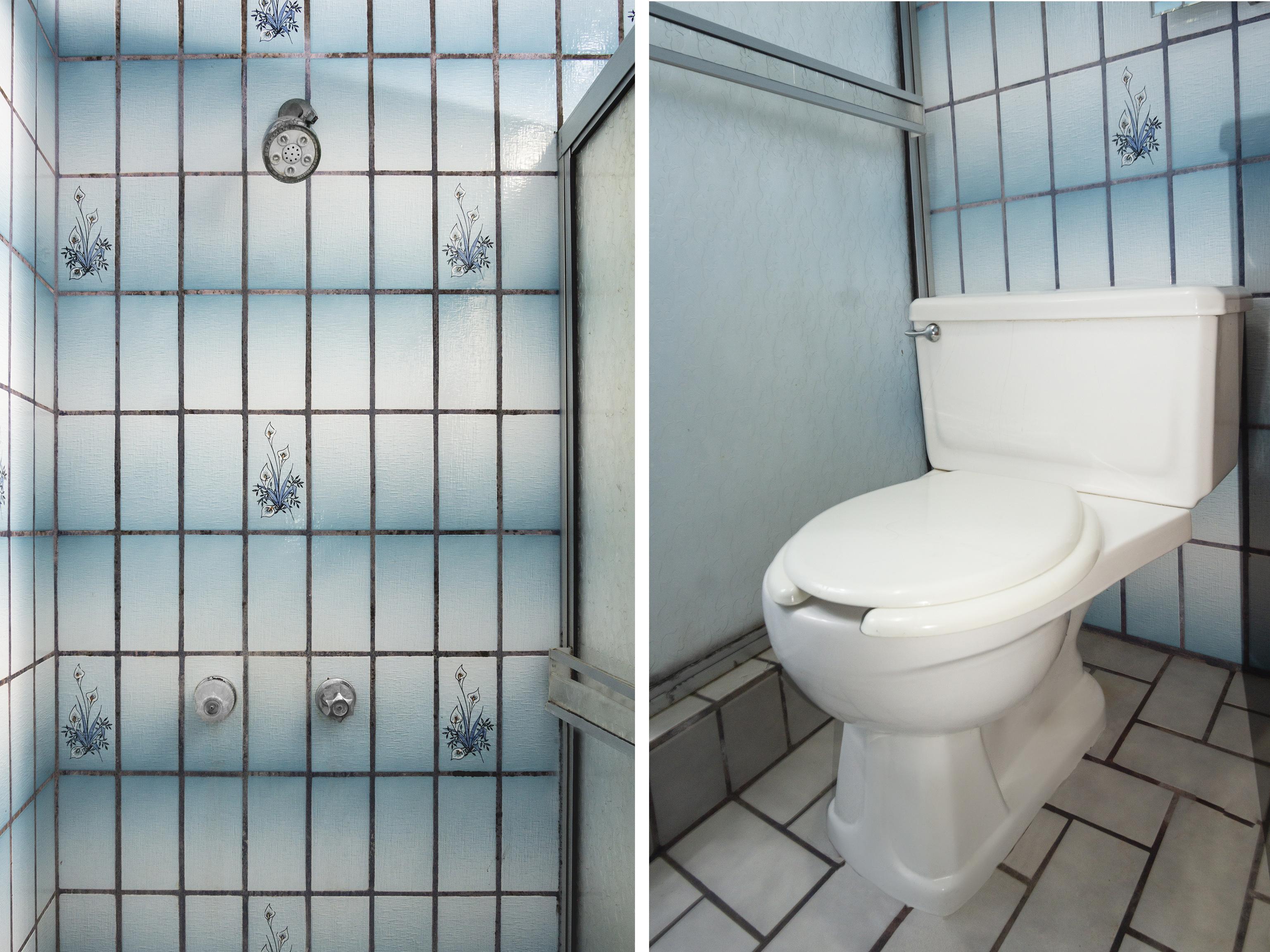 Oyo Hotel Hacienda Don Luis, Rosarito Exterior foto A shower and toilet in a typical Western bathroom