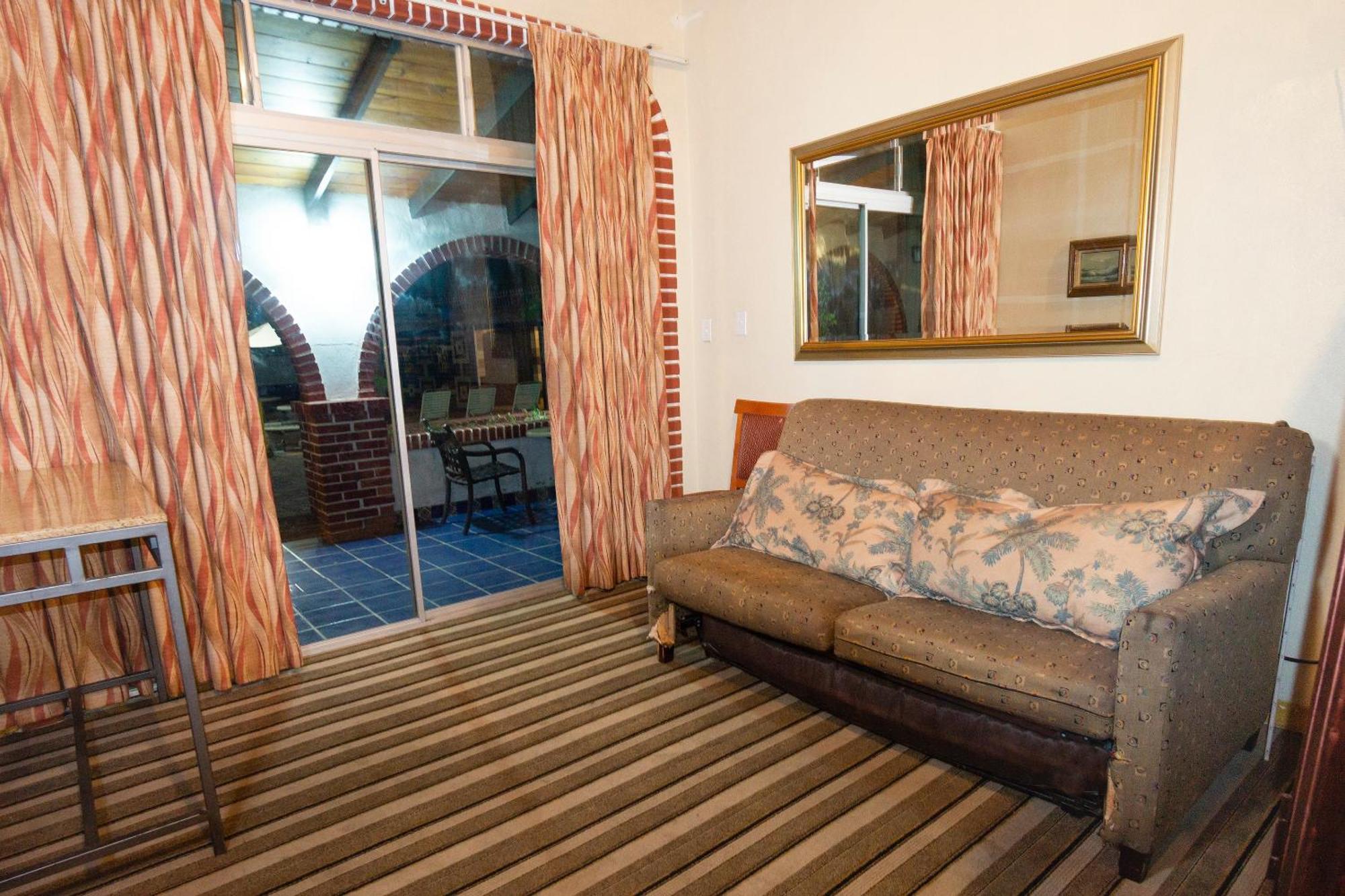 Oyo Hotel Hacienda Don Luis, Rosarito Exterior foto A room at the hotel